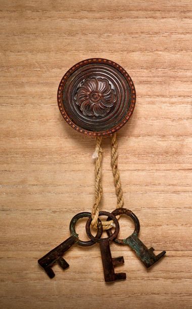 JAPON - XXe siècle 
Wooden manju with a central decoration of a camellia flower,...