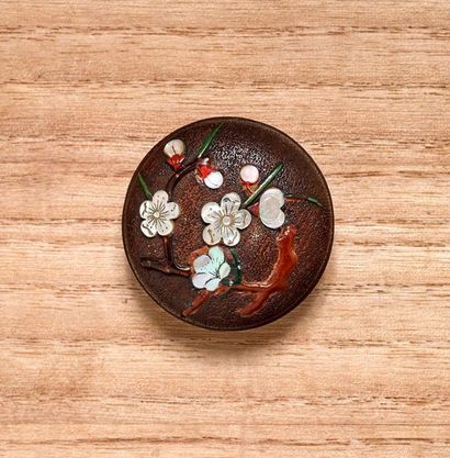 JAPON - Epoque EDO (1603 - 1868), XIXe siècle 
*Manju en bois incrusté de nacre et...