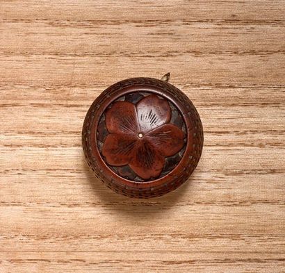 JAPON - Epoque MEIJI (1868 - 1912) 
*Kagamibuta, le bol et la plaque en bois à décor...