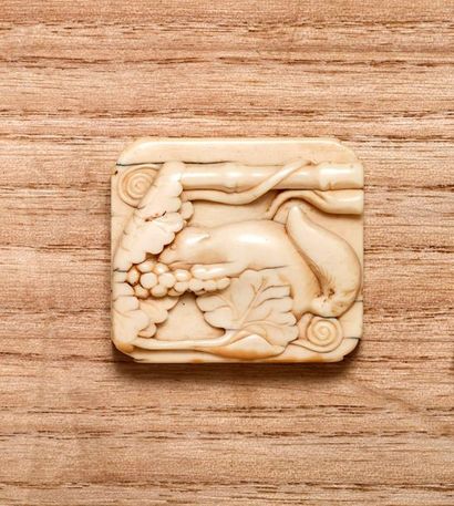 JAPON - Epoque EDO (1603 - 1868), XIXe siècle 
*Rectangular ivory manju with a decor...