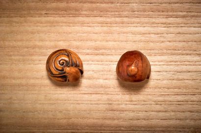 JAPON - XXe siècle 
Deux netsuke en buis, l'un figurant un escargot sortant de sa...