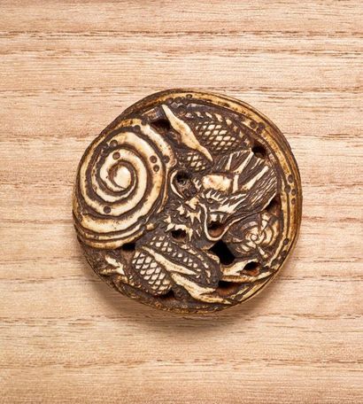 JAPON - Epoque EDO (1603 - 1868) 
Manju en corne de cerf à décor ajouré d'un dragon...