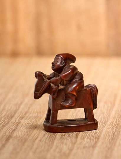 JAPON - XIXE SIÈCLE 
Wooden Netsuke, child having fun on a wooden horse.
H. 3.5 ...