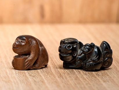 JAPON - Epoque MEIJI (1868 - 1912) 
Two wooden netsuke, small figure next to a large...