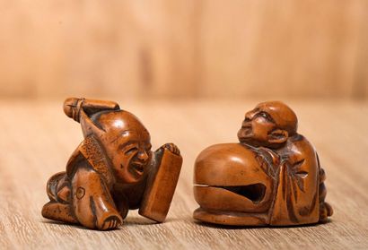 JAPON - Epoque MEIJI (1868 - 1912) 
Deux petits okimono en bois dans le style des...