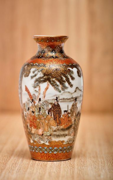 JAPON - Epoque MEIJI (1868 - 1912) 
Small porcelain baluster vase decorated with...