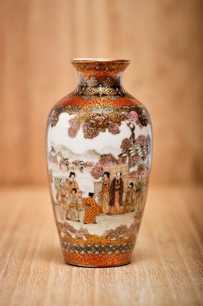 JAPON - Epoque MEIJI (1868 - 1912) 
Small porcelain baluster vase decorated with...