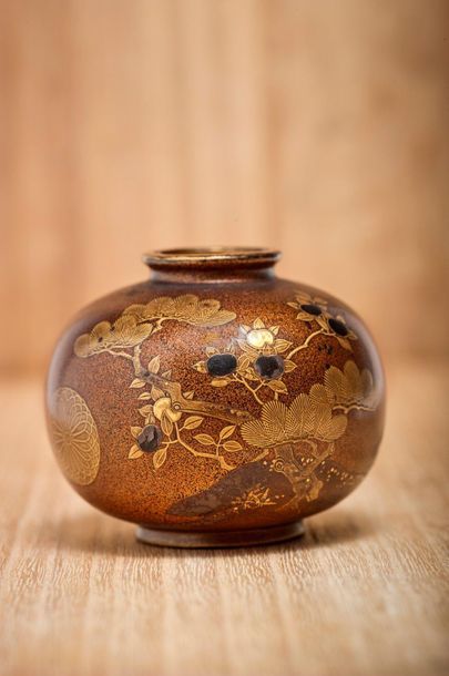 JAPON - Epoque EDO (1603 - 1868) 
Small globular jar in nashiji lacquer with hiramaki-e...