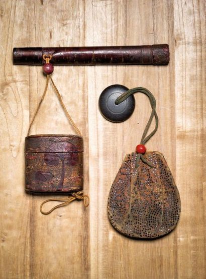 JAPON - XIXE SIÈCLE 
Smoker's kit composed of a tonkotsu and a cherry bark kiseruzutsu...