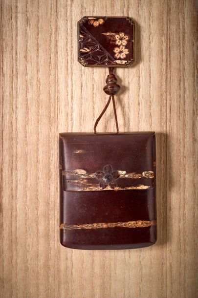 JAPON - Début XXe siècle 
Tonkotsu in polished cherry bark, the clasp with its square...