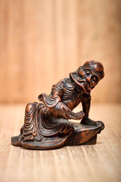 JAPON Okimono in black patina boxwood depicting an old man, seated figure. (Gerces)....
