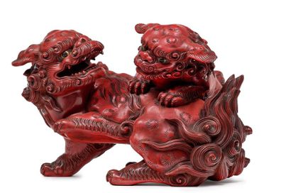 JAPON - XIXE SIÈCLE 
Group in red lacquered wood, two shishi playing, one climbing...
