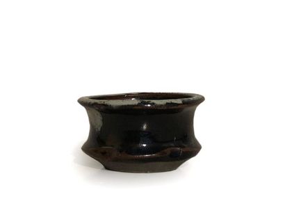 JAPON - Epoque MEIJI (1868 - 1912) 
Black enamelled stoneware pot with grey runners.
Diam....