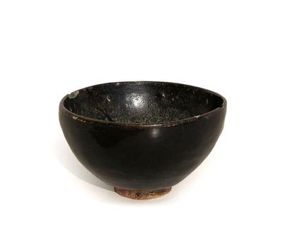 JAPON - Epoque MEIJI (1868 - 1912) 
Black enamelled stoneware pot with grey runners.
Diam....