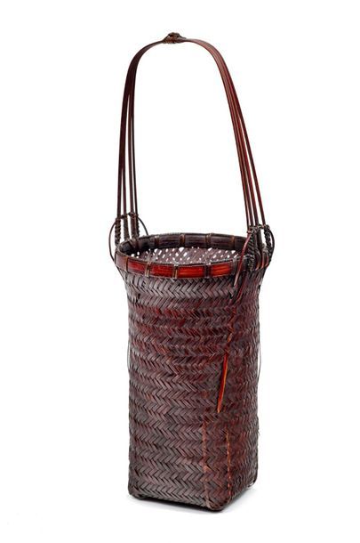 JAPON - Début XXe siècle Basket in woven bamboo with a square cross-section at the...