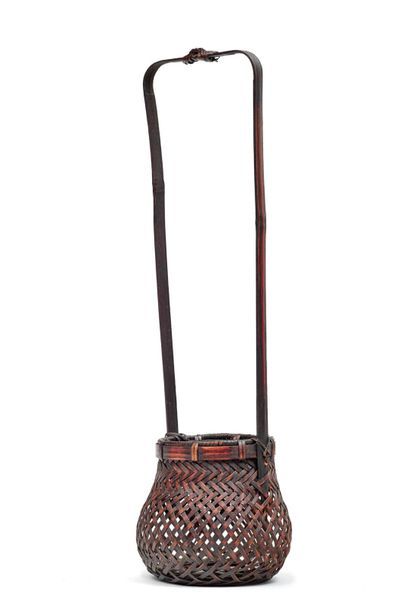 JAPON - XXe siècle 
Basket in woven bamboo, the rim decorated with a wider strand,...