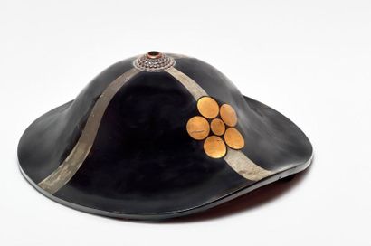 JAPON - Epoque EDO (1603 - 1868) 
Zunari jingasa en bois laqué noir et argent à décor...