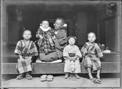 JAPON - Milieu XXe siècle 
Ensemble de plaques de photographies, dont famille de...