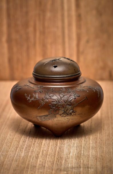 JAPON - Epoque MEIJI (1868 - 1912) 
Brûle-parfum en bronze à patine brune à décor...