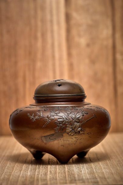 JAPON - Epoque MEIJI (1868 - 1912) 
Brûle-parfum en bronze à patine brune à décor...
