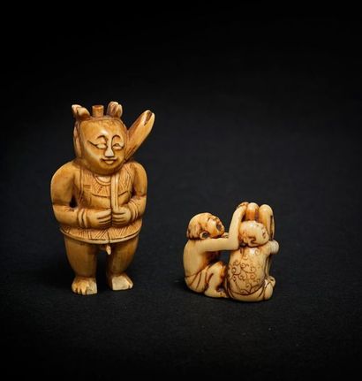 JAPON - Epoque EDO (1603 - 1868), 
*Netsuke en ivoire, Ashinaga et Tenaga assis enlacés...