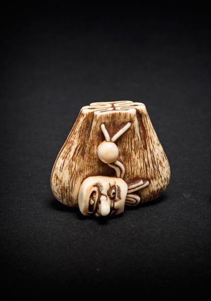 JAPON - XIXE SIÈCLE 
*Netsuke in ivory representing a tabako-ire closed by a netsuke...