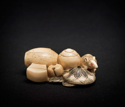 JAPON - XIXE SIÈCLE 
*Ivory netsuke, rat with coral-encrusted eyes perched on the...
