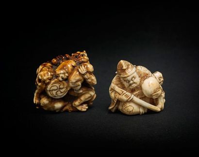 JAPON - Epoque MEIJI (1868 - 1912) 
Deux petits okimono en dent de morse dans le...