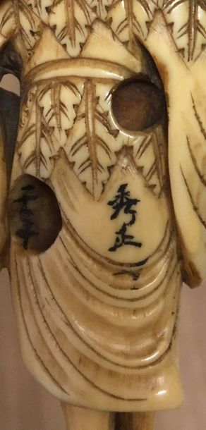 JAPON - Epoque EDO (1603 - 1868) 
*Netsuke en ivoire, gama sennin debout, son crapaud...