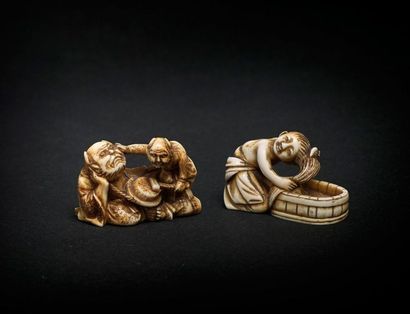 JAPON - Epoque MEIJI (1868 - 1912) 
*Deux petits okimono en ivoire dans le style...