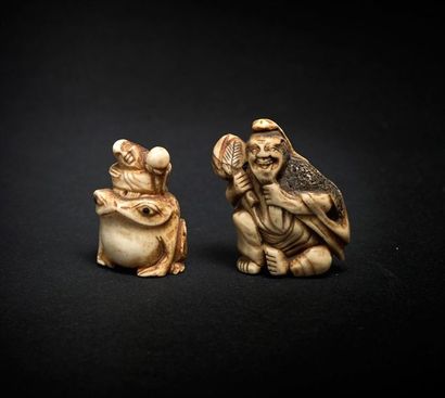 JAPON - Epoque MEIJI (1868 - 1912) 
Set of two bone netsuke, one depicting a toad...