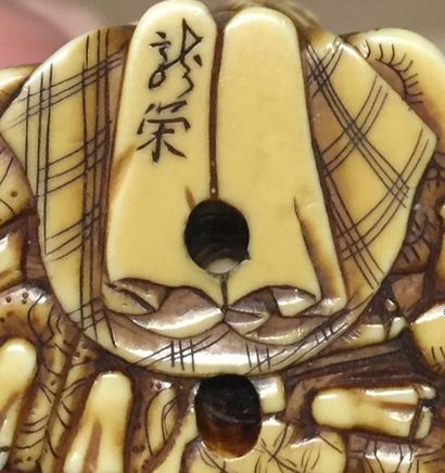 JAPON - XIXE SIÈCLE 
*Petit okimono en ivoire dans le style des netsuke, les six...