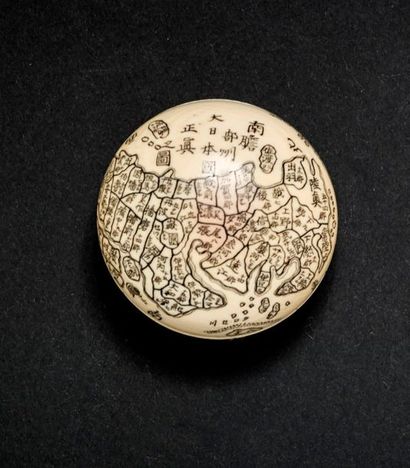 JAPON - XIXE SIÈCLE 
*Ivory manju with incised decoration showing a map of the Japanese...