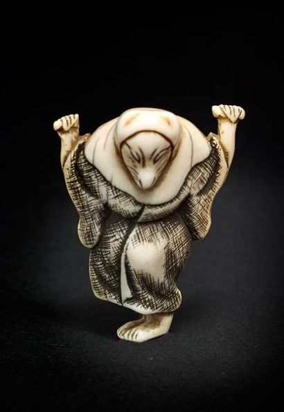 JAPON - XIXE SIÈCLE 
*Netsuke in ivory, fox dressed as a priest, paws up. (Gerces)
H....