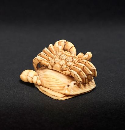 JAPON Epoque EDO (1603 - 1868) 
*Netsuke in ivory, crab on an awabi, a smaller shell...