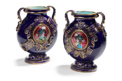 Émile GALLÉ (1846-1904) 
Paire de vases en faïence émaillée bleue ornés de médaillons...