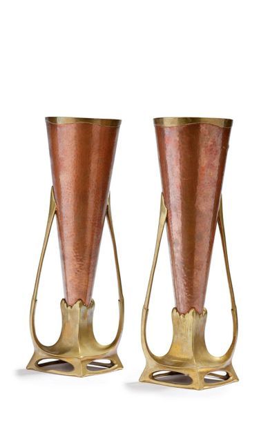 TRAVAIL 1900 
Pair of bronze and hammered copper vases with two plant handles
H:...