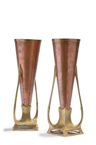 TRAVAIL 1900 
Pair of bronze and hammered copper vases with two plant handles
H:...