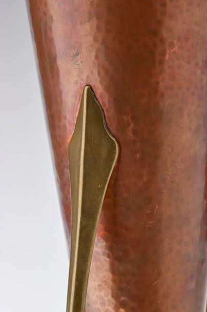 TRAVAIL 1900 
Paire de vases en bronze et cuivre martelé présentant deux anses végétales
H...