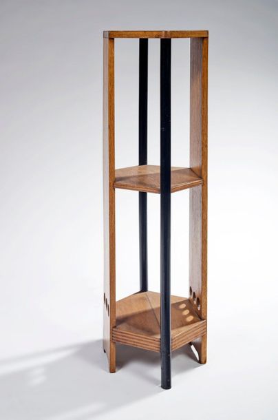 TRAVAIL ALLEMAND 1910 
Oak and blackened wood shelf display stand with three hexagonal...