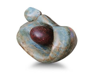 PAUL BEGUE (né en 1933) 
Woman with child
Sculpture in fluorite, agate and red jasper
Around...