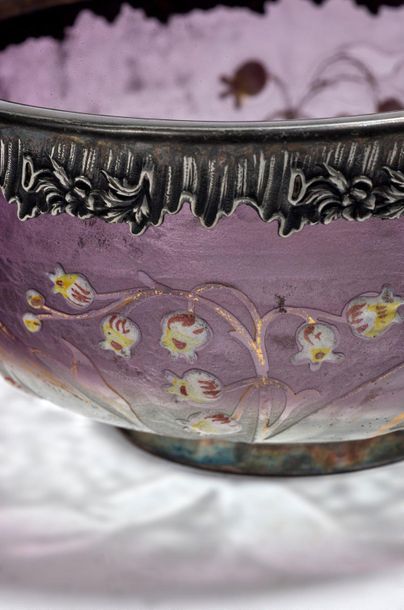 LORRAINE Coupe en verre teinté mauve à décor de fleurs de muguets dégagées à l'acide,...