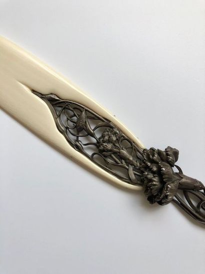 Antony Pierre-Auguste BEAUDOUIN (XIX-XXème) 
*Paper-cutter in silver and ivory bronze...