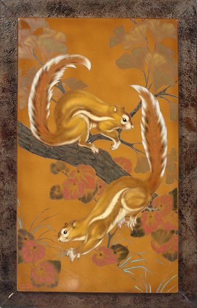 GASTON SUISSE (1896-1988) 
Ecureuils roux dans les Ginkgos
Laque polychrome gravé...