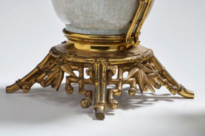 TRAVAIL FRANCAIS 1890 
Paire de lampes à pétrole en céramique émaillée beige craquelé...