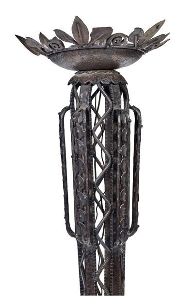 TRAVAIL FRANÇAIS 1925 
Floor lamp in hammered wrought iron decorated with scrolls...
