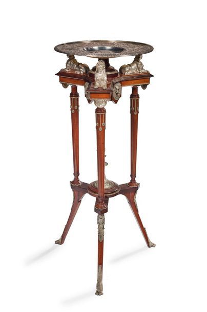 Travail Napoléon III Mahogany tripod display stand with three columns topped by a...