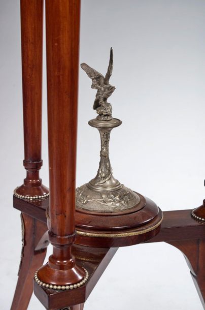 Travail Napoléon III Mahogany tripod display stand with three columns topped by a...