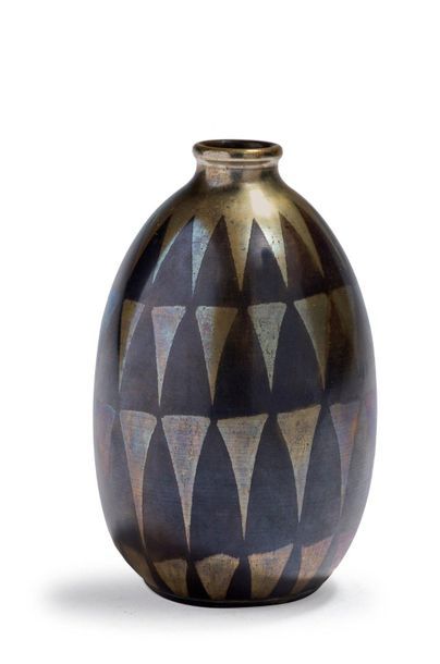 FERNAND GRANGE (XXème) 
Small metal vase with geometric decoration
Signed
Around...