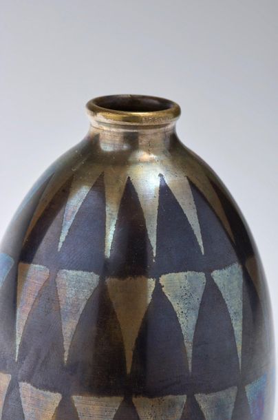 FERNAND GRANGE (XXème) 
Small metal vase with geometric decoration
Signed
Around...